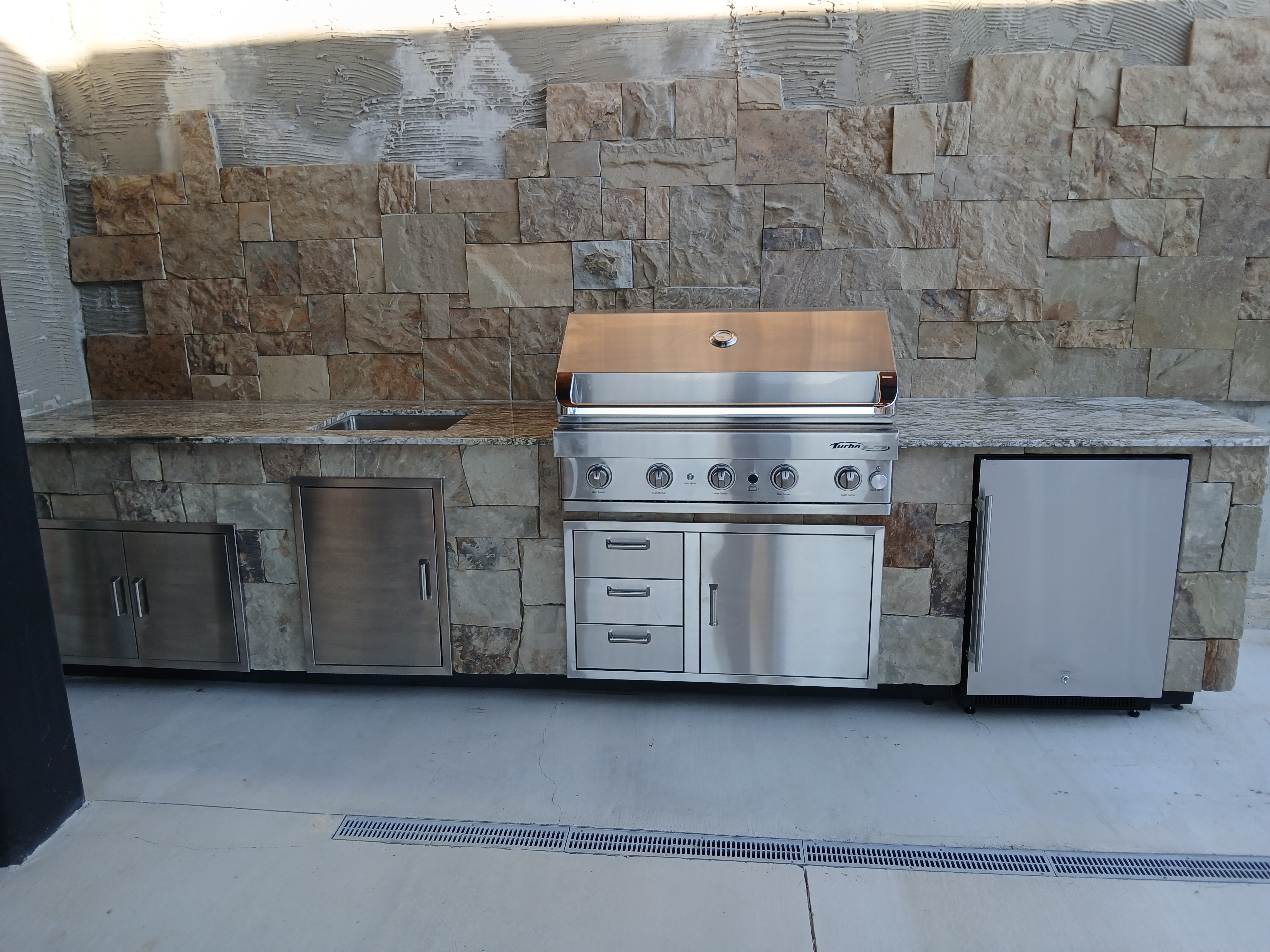 Natural stone outdoor kitchen with Turbo grill